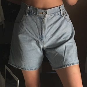 Levi’s mid thigh shorts